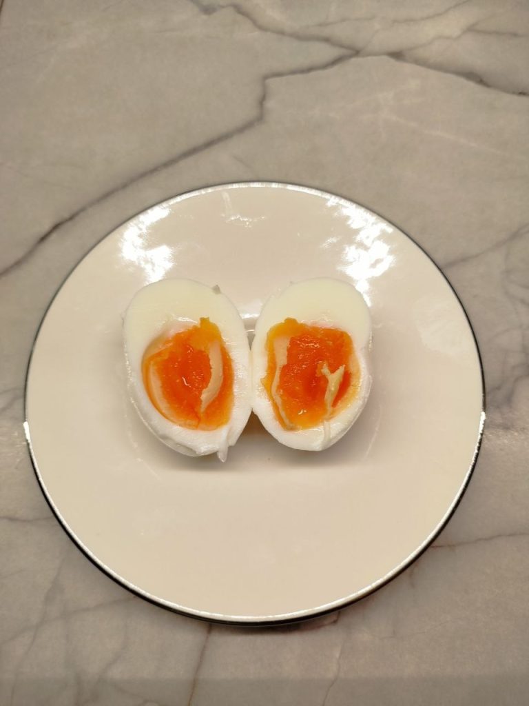 This is the result of boiled eggs obtained after four and a half minutes of cooking.