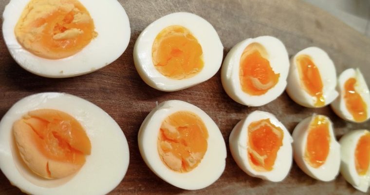 How to boil eggs at home to achieve yolks of varying firmness depending on how long the water has been boiling
