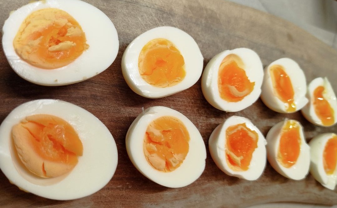 How to boil eggs at home to achieve yolks of varying firmness depending on how long the water has been boiling