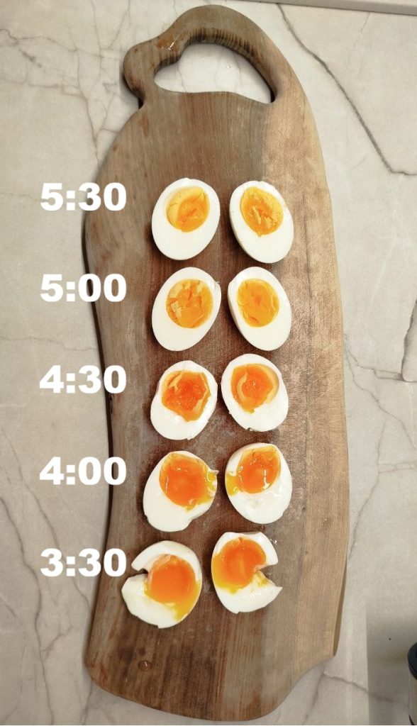 How boiled yolks should look depending on the cooking time of the eggs